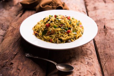 Baharatlı semiya uppma veya upma plaka servis. seçici odak