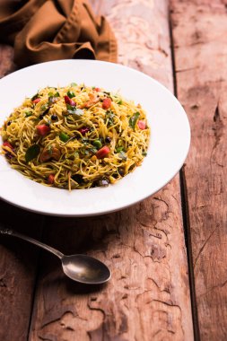 Baharatlı semiya uppma veya upma plaka servis. seçici odak