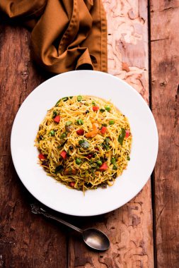 Baharatlı semiya uppma veya upma plaka servis. seçici odak