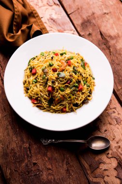 Baharatlı semiya uppma veya upma plaka servis. seçici odak