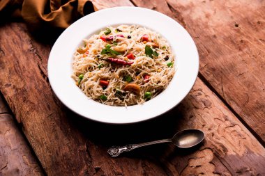 Baharatlı semiya uppma veya upma plaka servis. seçici odak