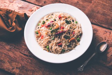 Baharatlı semiya uppma veya upma plaka servis. seçici odak