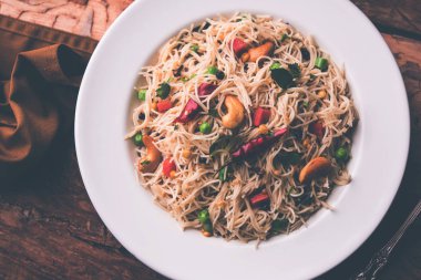 Baharatlı semiya uppma veya upma plaka servis. seçici odak