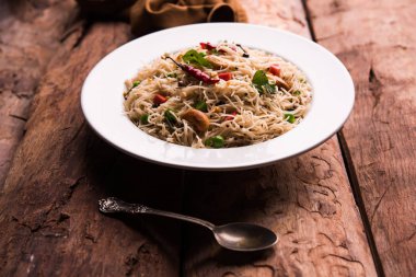 Baharatlı semiya uppma veya upma plaka servis. seçici odak