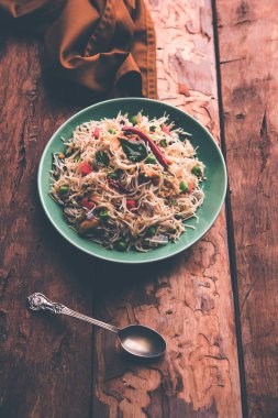 Baharatlı semiya uppma veya upma plaka servis. seçici odak