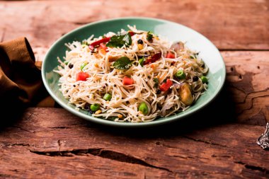 Baharatlı semiya uppma veya upma plaka servis. seçici odak