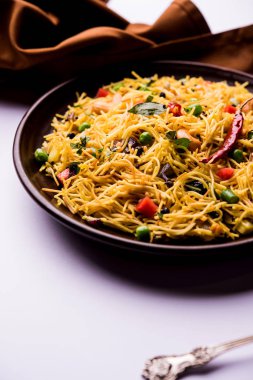 Baharatlı semiya uppma veya upma plaka servis. seçici odak