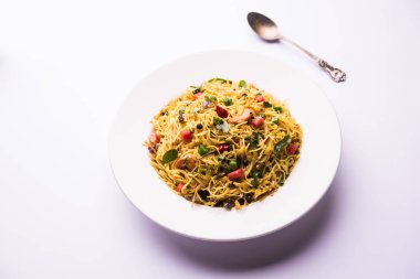 Baharatlı semiya uppma veya upma plaka servis. seçici odak