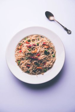 Baharatlı semiya uppma veya upma plaka servis. seçici odak