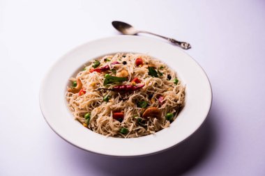 Baharatlı semiya uppma veya upma plaka servis. seçici odak