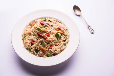 Baharatlı semiya uppma veya upma plaka servis. seçici odak