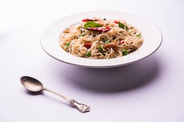 Baharatlı semiya uppma veya upma plaka servis. seçici odak