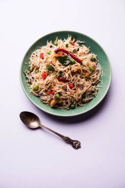 Baharatlı semiya uppma veya upma plaka servis. seçici odak