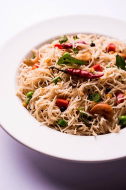 Baharatlı semiya uppma veya upma plaka servis. seçici odak