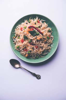 Baharatlı semiya uppma veya upma plaka servis. seçici odak