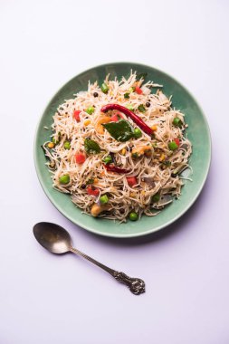 Semiya Upma veya erişte Uppuma veya uppittu Güney Hindistan popüler kahvaltı menüsünden var. bir kasede servis. seçici odak