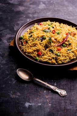 Semiya Upma veya erişte Uppuma veya uppittu Güney Hindistan popüler kahvaltı menüsünden var. bir kasede servis. seçici odak