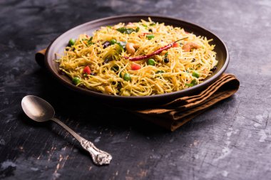 Semiya Upma veya erişte Uppuma veya uppittu Güney Hindistan popüler kahvaltı menüsünden var. bir kasede servis. seçici odak