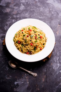 Semiya Upma veya erişte Uppuma veya uppittu Güney Hindistan popüler kahvaltı menüsünden var. bir kasede servis. seçici odak