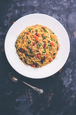 Semiya Upma veya erişte Uppuma veya uppittu Güney Hindistan popüler kahvaltı menüsünden var. bir kasede servis. seçici odak