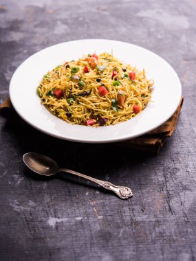 Semiya Upma veya erişte Uppuma veya uppittu Güney Hindistan popüler kahvaltı menüsünden var. bir kasede servis. seçici odak