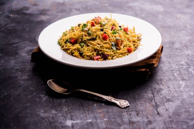 Semiya Upma veya erişte Uppuma veya uppittu Güney Hindistan popüler kahvaltı menüsünden var. bir kasede servis. seçici odak