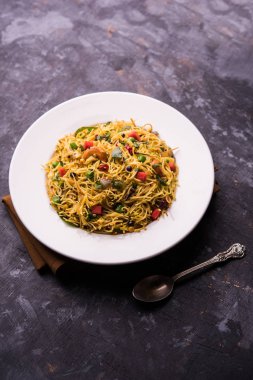 Semiya Upma veya erişte Uppuma veya uppittu Güney Hindistan popüler kahvaltı menüsünden var. bir kasede servis. seçici odak