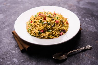 Semiya Upma veya erişte Uppuma veya uppittu Güney Hindistan popüler kahvaltı menüsünden var. bir kasede servis. seçici odak