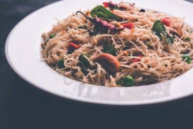 Semiya Upma veya erişte Uppuma veya uppittu Güney Hindistan popüler kahvaltı menüsünden var. bir kasede servis. seçici odak