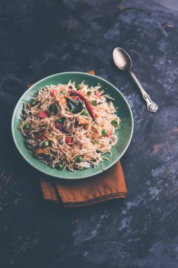 Semiya Upma veya erişte Uppuma veya uppittu Güney Hindistan popüler kahvaltı menüsünden var. bir kasede servis. seçici odak