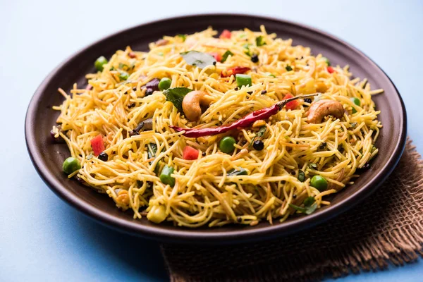 Baharatlı semiya uppma veya upma plaka servis. seçici odak