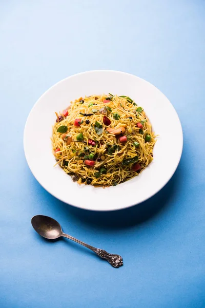 Baharatlı semiya uppma veya upma plaka servis. seçici odak