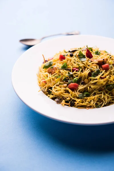 Baharatlı semiya uppma veya upma plaka servis. seçici odak