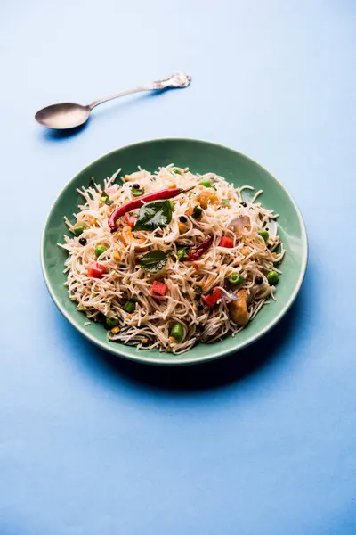 Baharatlı semiya uppma veya upma plaka servis. seçici odak