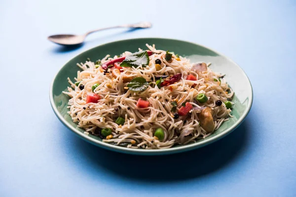 Baharatlı semiya uppma veya upma plaka servis. seçici odak