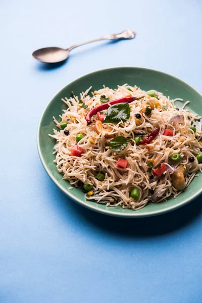 Baharatlı semiya uppma veya upma plaka servis. seçici odak