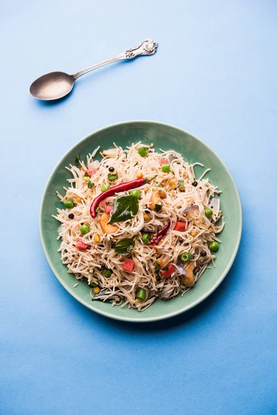 Baharatlı semiya uppma veya upma plaka servis. seçici odak