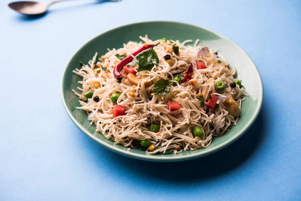 Baharatlı semiya uppma veya upma plaka servis. seçici odak