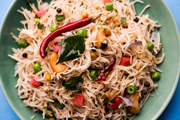 Baharatlı semiya uppma veya upma plaka servis. seçici odak