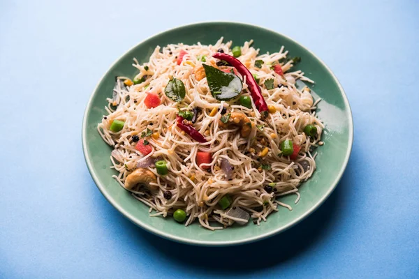 Baharatlı semiya uppma veya upma plaka servis. seçici odak