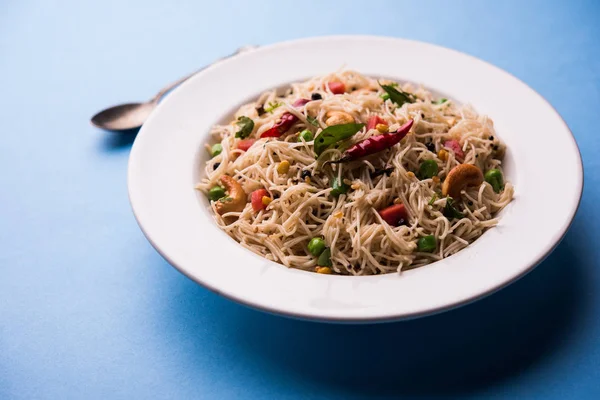 Baharatlı semiya uppma veya upma plaka servis. seçici odak