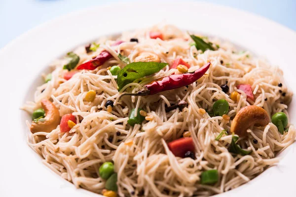 Baharatlı semiya uppma veya upma plaka servis. seçici odak