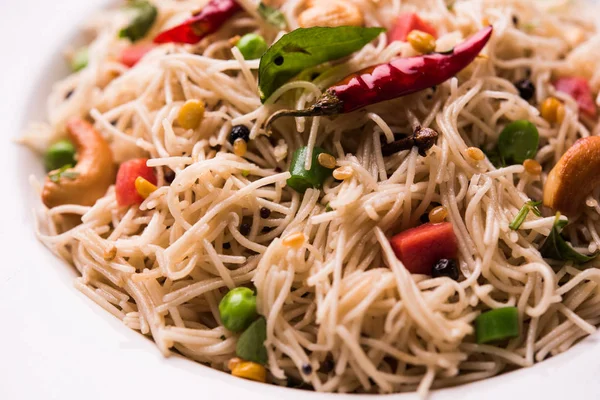 Baharatlı semiya uppma veya upma plaka servis. seçici odak