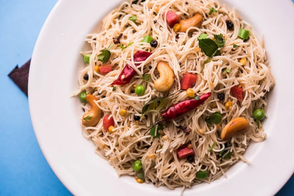 Baharatlı semiya uppma veya upma plaka servis. seçici odak