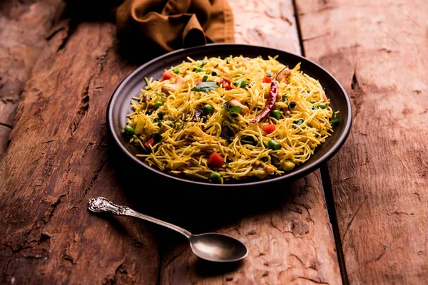 Baharatlı semiya uppma veya upma plaka servis. seçici odak