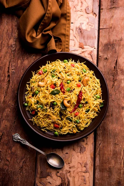 Baharatlı semiya uppma veya upma plaka servis. seçici odak