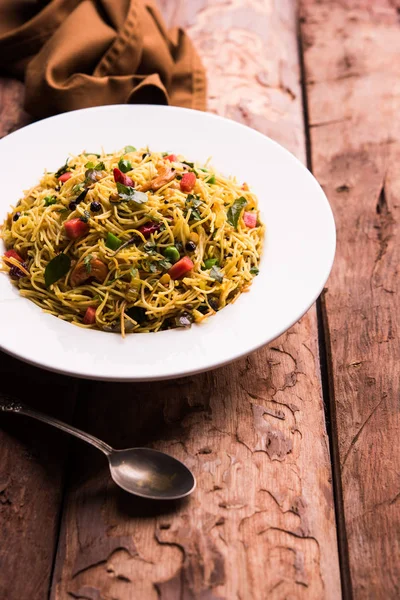 Baharatlı semiya uppma veya upma plaka servis. seçici odak