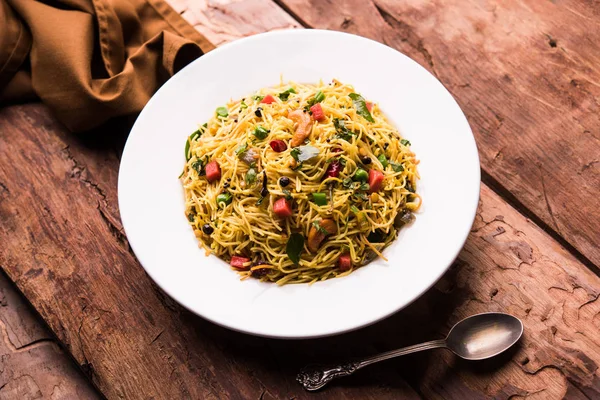 Baharatlı semiya uppma veya upma plaka servis. seçici odak