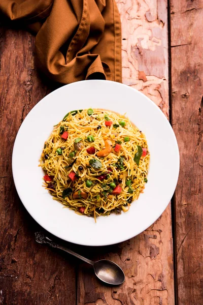 Baharatlı semiya uppma veya upma plaka servis. seçici odak