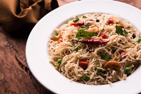 Baharatlı semiya uppma veya upma plaka servis. seçici odak